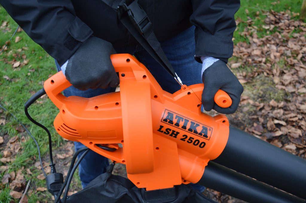 ATIKA LSH 2500 Laubsauger in Betrieb Nahaufnahme Handgriffe