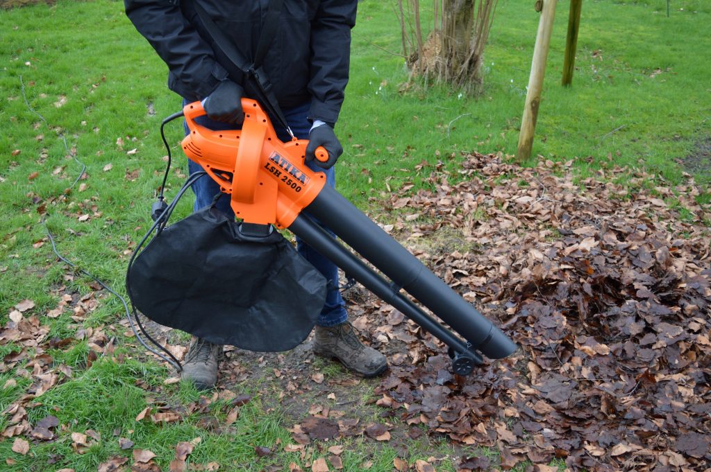 ATIKA LSH 2500 Laubsauger in Betrieb mit Laubfangsack