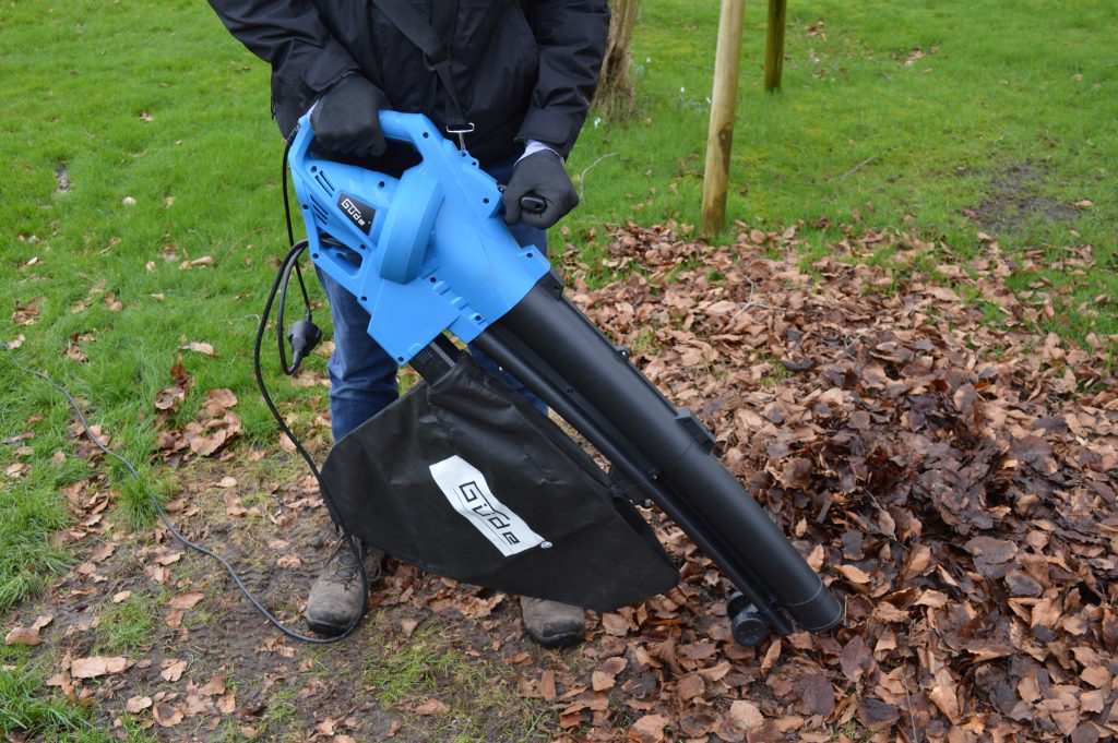 Güde GLS 3000 Vario Laubsauger in Betrieb