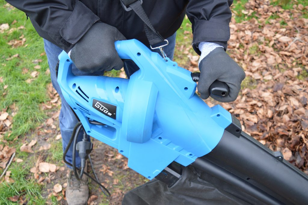 Güde GLS 3000 Vario Laubsauger in Betrieb Nahaufnahme Handgriffe