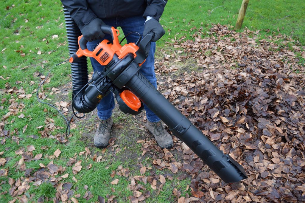 BLACK+DECKER BEBLV300 Laubsauger in Betrieb