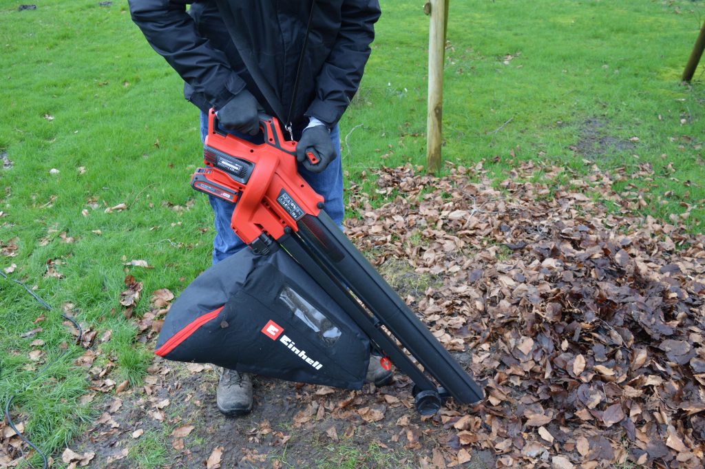 EINHELL Venturro 18-210 Laubsauger in Betrieb mit Schultergurt