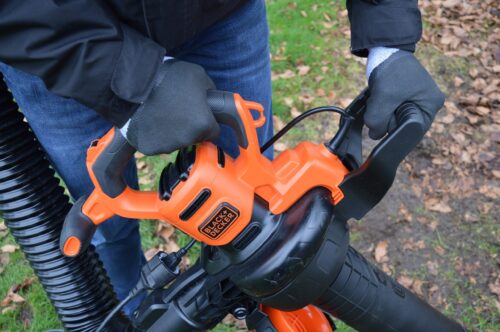 BLACK+DECKER BEBLV300 Laubsauger in Betrieb Nahaufnahme Handgriffe