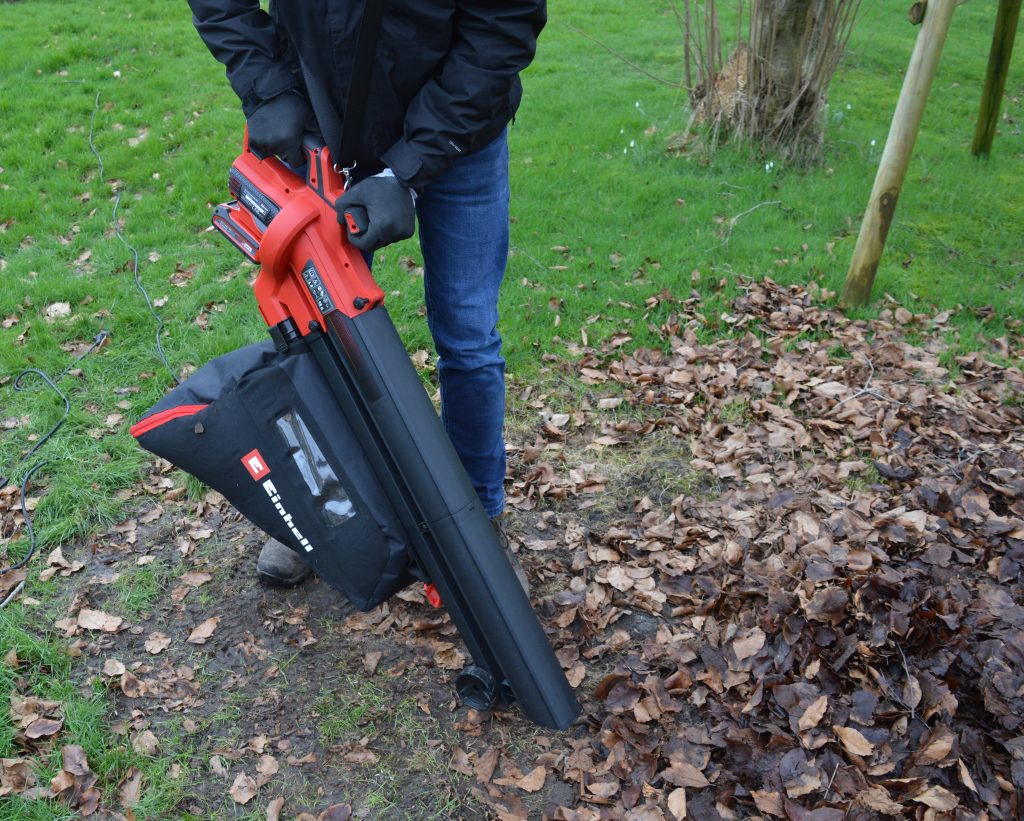 EINHELL Venturro 18-210 Laubsauger in Betrieb mit Schultergurt und Stützrollen