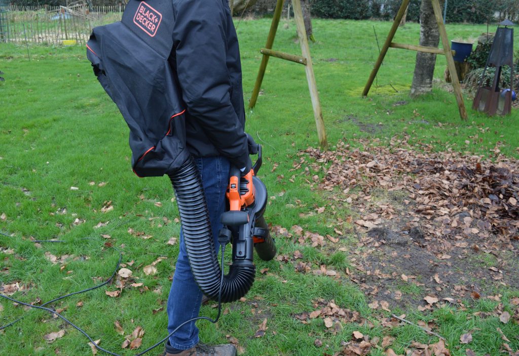 BLACK+DECKER BEBLV300 Laubsauger in Betrieb Ansicht von Hinten mit Laubfangrucksack