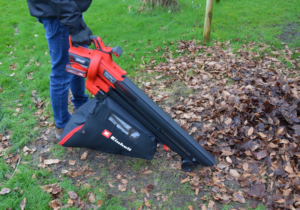 EINHELL Venturro 18-210 Laubsauger in Betrieb ohne Schultergurt