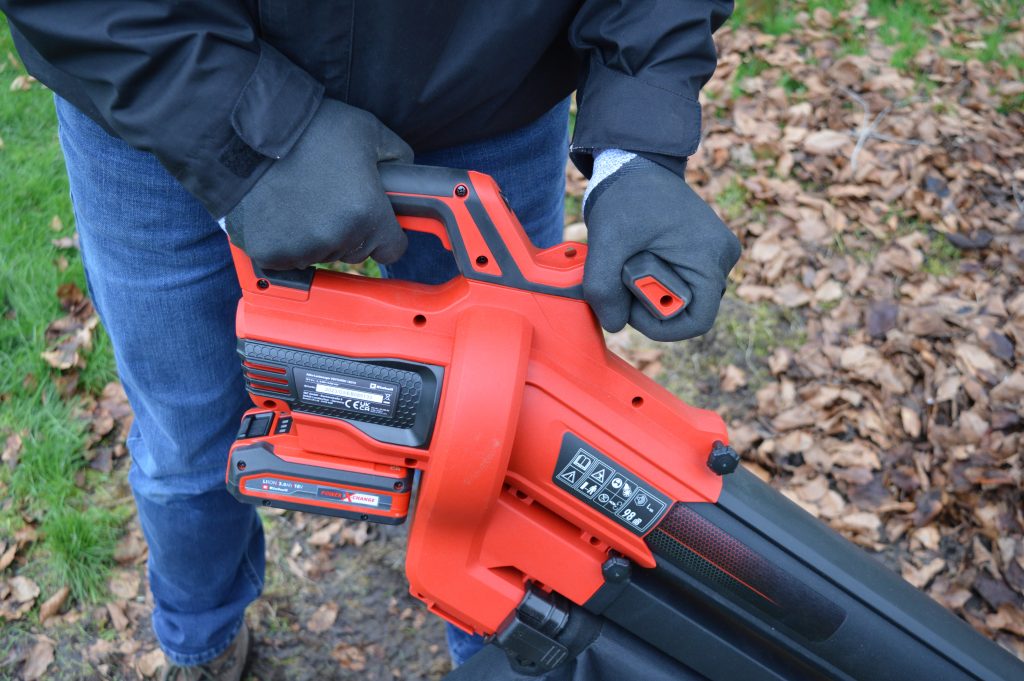 EINHELL Venturro 18-210 Laubsauger in Betrieb Nahaufnahme Handgriffe
