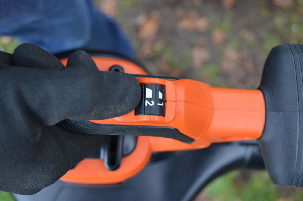 BLACK+DECKER BEBLV300 Laubsauger in Betrieb Nahaufnahme Geschwindigkeitsregelung