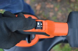 BLACK+DECKER BEBLV300 Laubsauger in Betrieb Nahaufnahme Geschwindigkeitsregelung