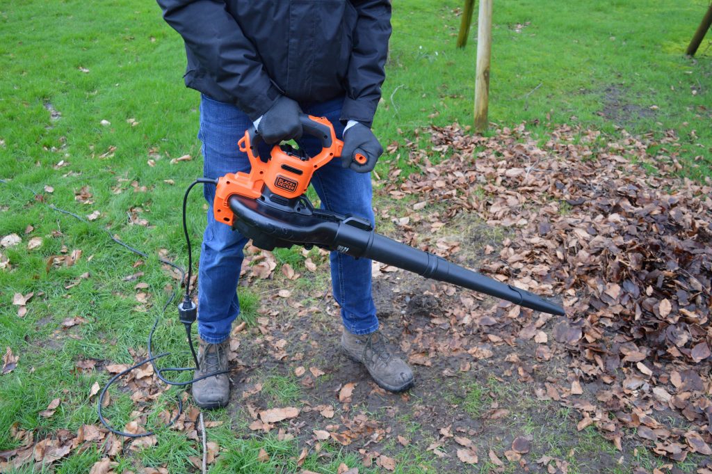BLACK+DECKER BEBLV300 Laubsauger Laubbläser in Betrieb mit Zweithandgriff