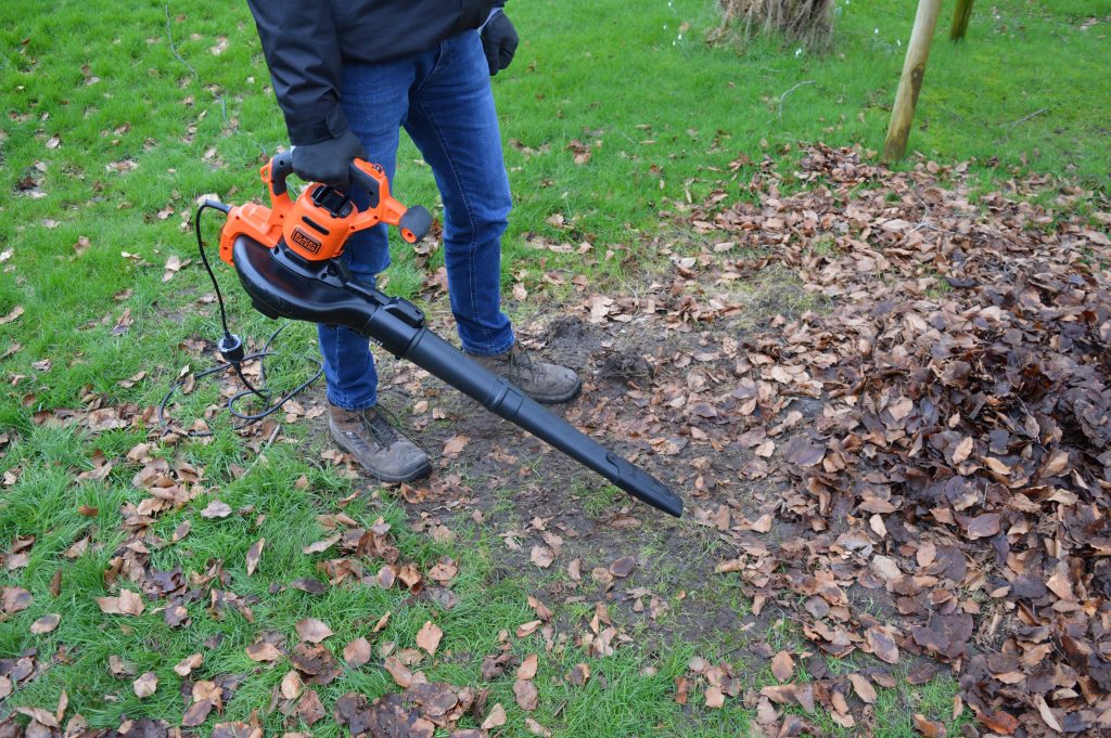 BLACK+DECKER BEBLV300 Laubsauger Laubbläser in Betrieb