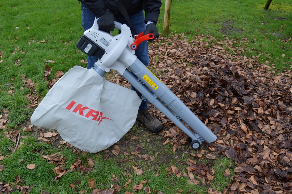 IKRA ICBV 2-20 Laubsauger in Betrieb