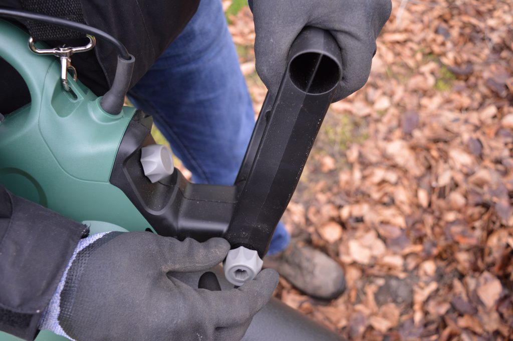 Bosch UniversalGardenTidy Laubsauger in Betrieb Zweithandgriff einstellen