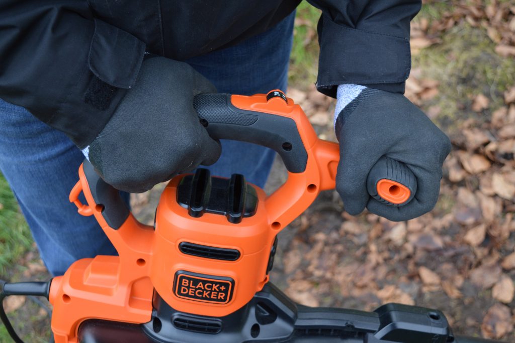 BLACK+DECKER BEBLV300 Laubsauger Laubbläser in Betrieb Nahaufnahme Handgriffe