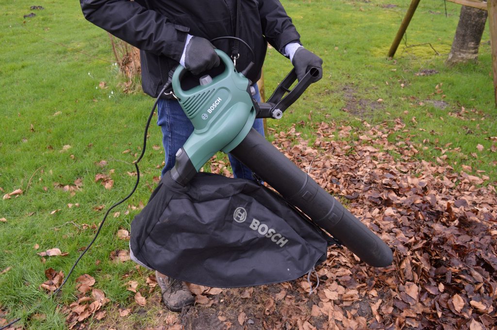 Bosch UniversalGardenTidy Laubsauger in Betrieb