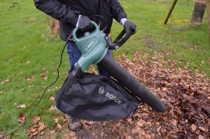Bosch UniversalGardenTidy Laubsauger in Betrieb