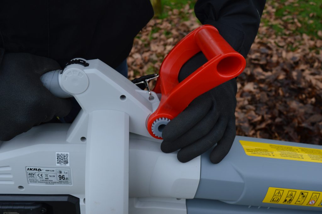 IKRA ICBV 2-20 Laubsauger in Betrieb Nahaufnahme Einstellung Zweithandgriff