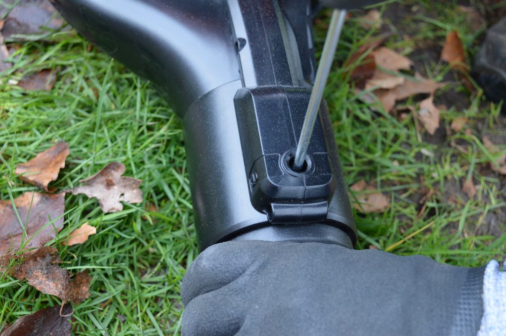 BLACK+DECKER BEBLV300 Laubsauger Demontage Blasrohr mit Montagewerkzeug
