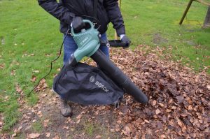 Bosch UniversalGardenTidy Laubsauger in Betrieb anderer Winkel Zweithandgriff