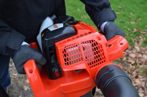 HECHT 9280 Laubsauger in Betrieb Nahaufnahme Handgriffe von vorne