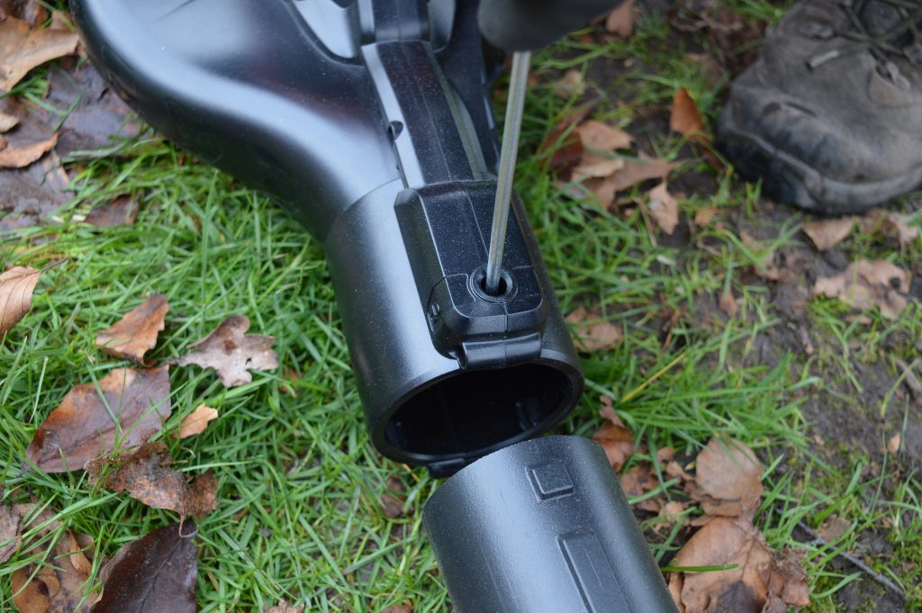 BLACK+DECKER BEBLV300 Laubsauger Demontage Blasrohr mit Montagewerkzeug demontiert