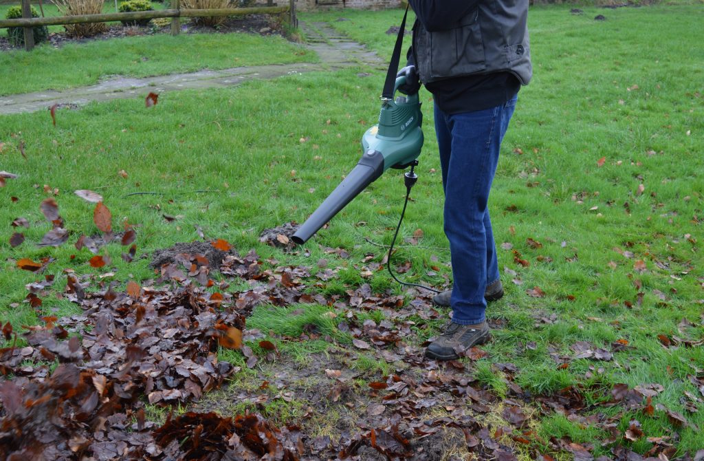 Bosch UniversalGardenTidy Laubsauger Laubbläser in Betrieb