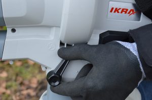 IKRA ICBV 2-20 Laubsauger in Betrieb Nahaufnahme Hebel für Moduswechsel