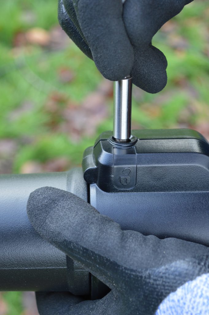 BLACK+DECKER BEBLV300 Laubsauger Demontage Blasrohr mit Schraubendreher
