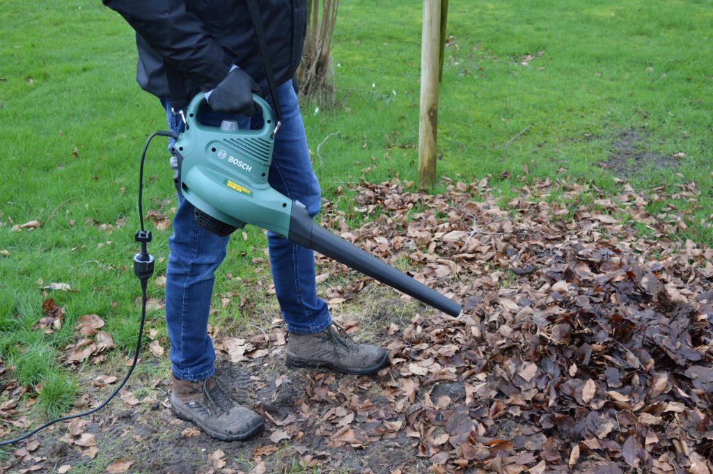 Bosch UniversalGardenTidy Laubsauger Laubbläser in Betrieb mit Schultergurt