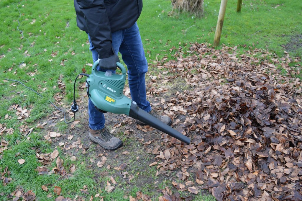 Bosch UniversalGardenTidy Laubsauger Laubbläser in Betrieb ohne Schultergurt