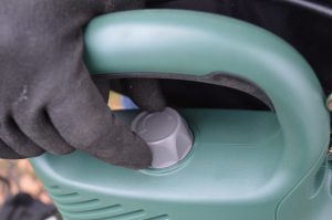 Bosch UniversalGardenTidy Laubsauger in Betrieb Geschwindigkeitsregelung