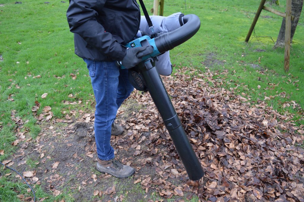 Makita DUB363PT2V Akku Laubsauger in Betrieb