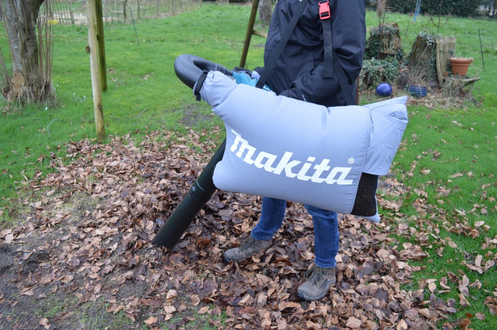 Makita DUB363PT2V Akku Laubsauger in Betrieb Laubfangsack