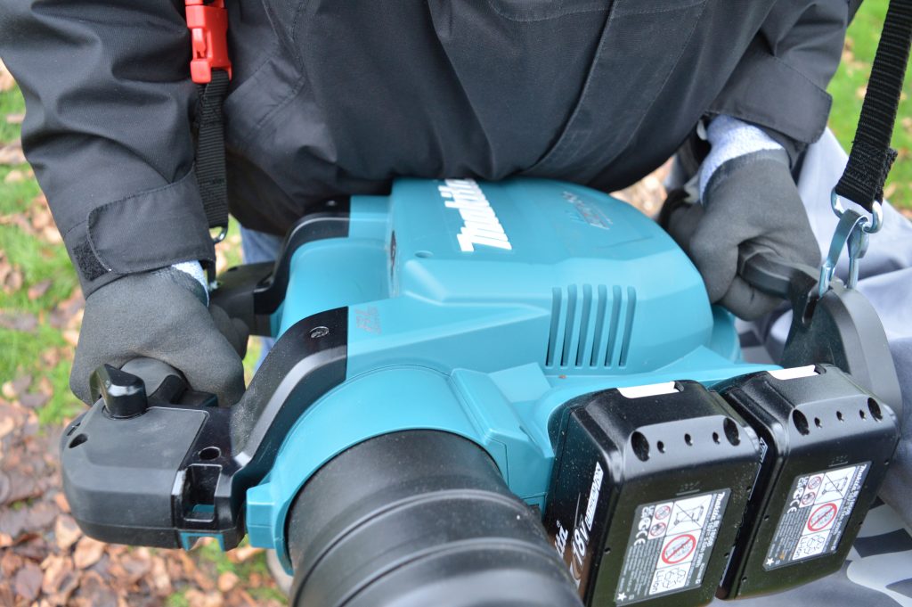 Makita DUB363PT2V Akku Laubsauger in Betrieb Ansicht Handgriffe von vorne