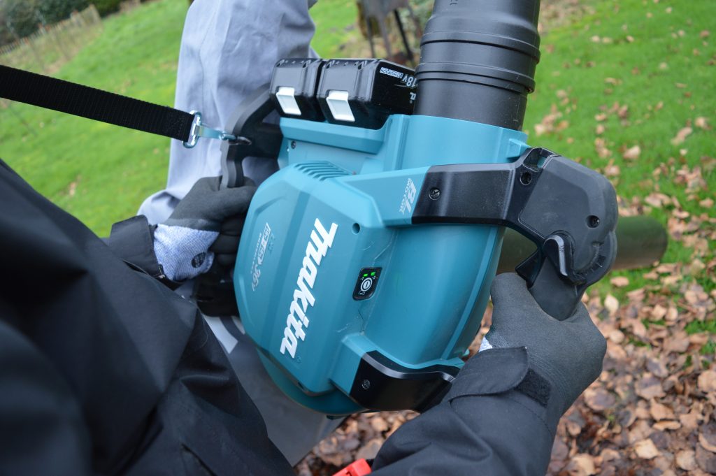 Makita DUB363PT2V Akku Laubsauger in Betrieb Handgriffe Ansicht von oben