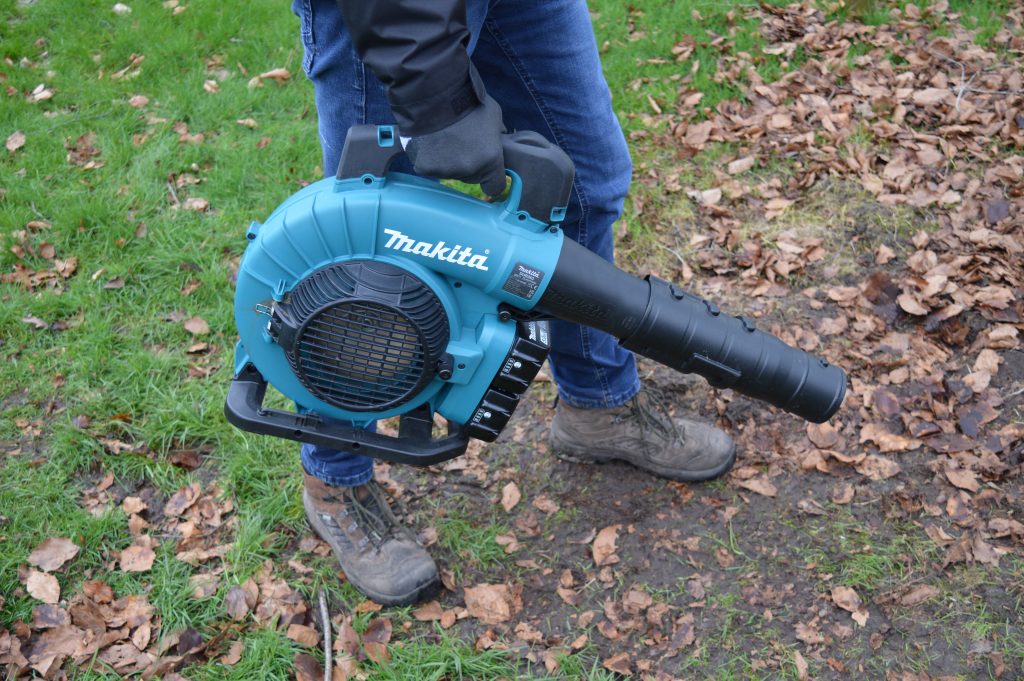 Makita DUB363PT2V Akku Laubsauger Laubbläser in Betrieb