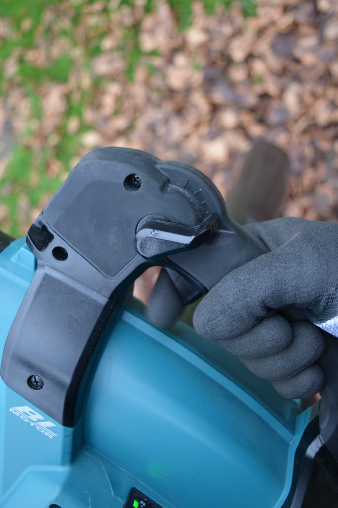 Makita DUB363PT2V Akku Laubsauger in Betrieb Geschwindigkeitsregelung
