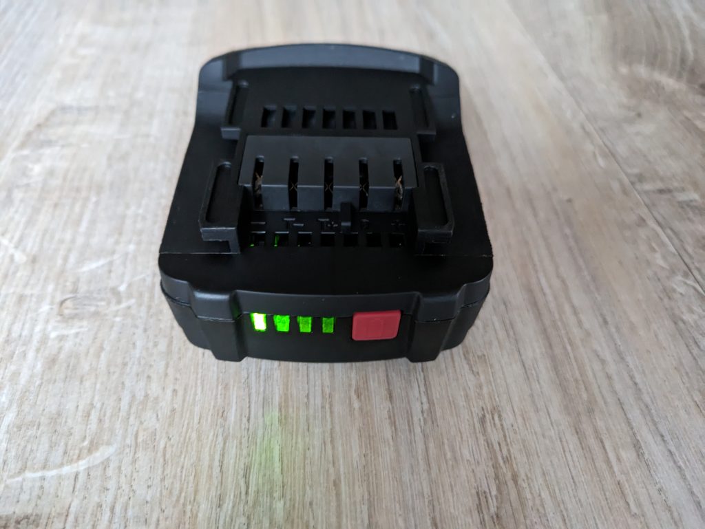 Akku des Metabo BS 18 Akku-Bohrschraubers mit leuchtenden LEDs