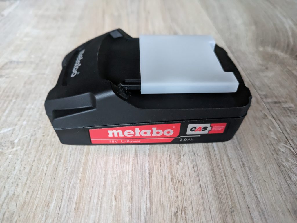 Akku des Metabo BS 18 Akku-Bohrschraubers von der Seite
