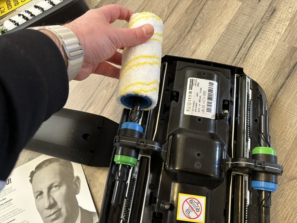 Aufesteckte Rolle des Kärcher FC7 Cordless Extra Hartbodenreinigers