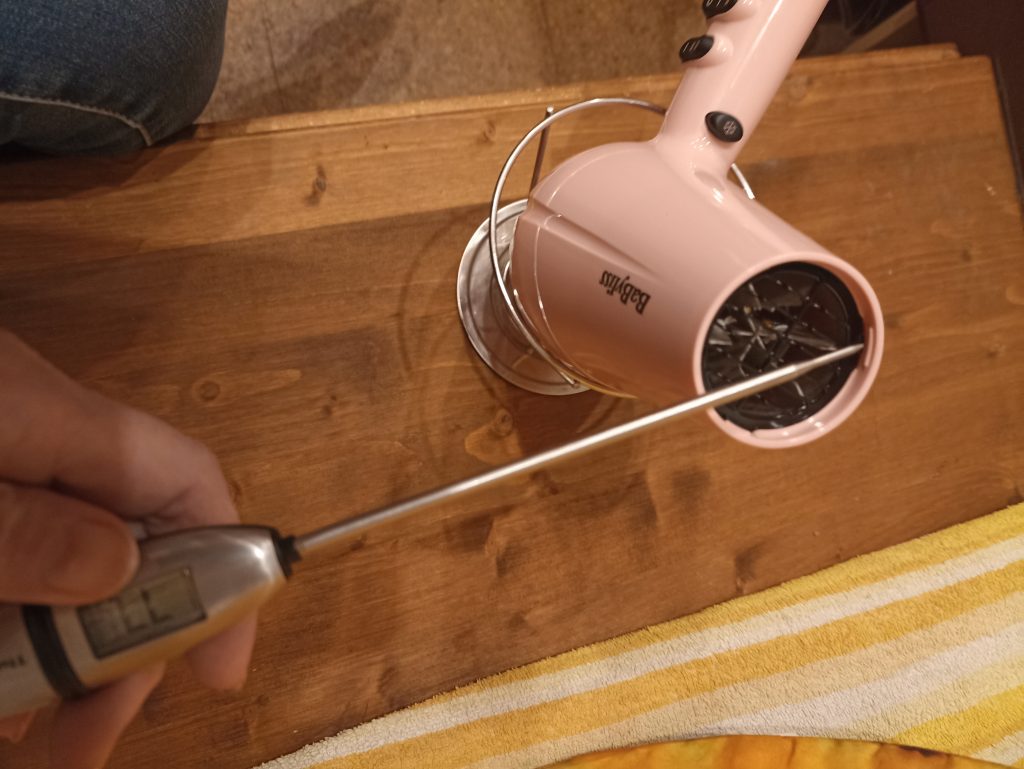 BaByliss 5337PRE Haartrockner, Messen der Temperatur am Gebläse