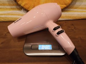 BaByliss 5337PRE Haartrockner, auf der Waage