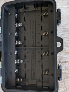 Batteriefach der MAXDONE PH820 Wildkamera in der Nahansicht