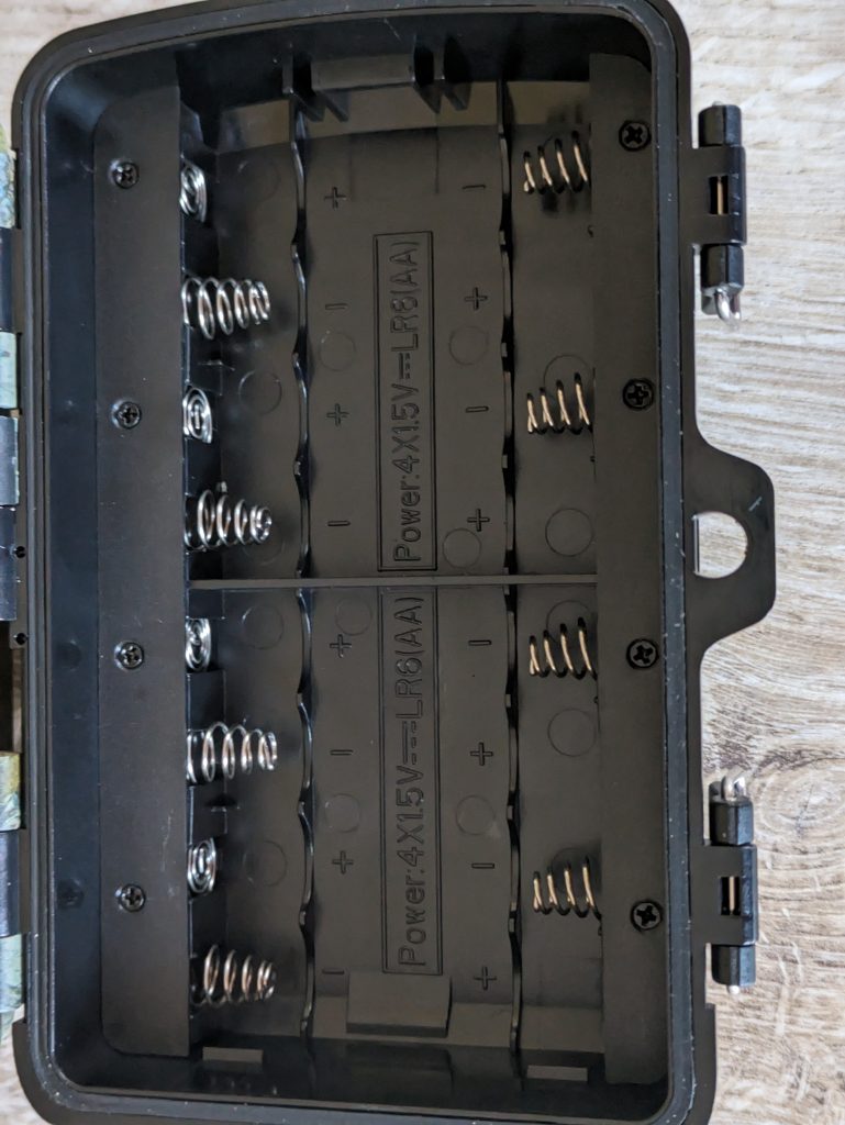 Batteriefach der MAXDONE PH820 Wildkamera in der Nahansicht