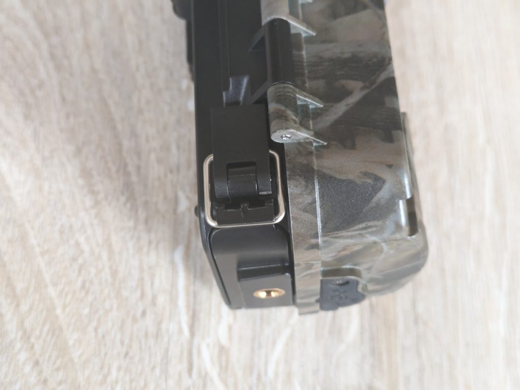 Batterieverschluss der iZEEKER iG200 Wildkamera