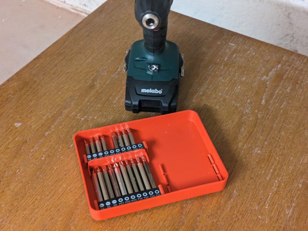 Bits des Metabo BS 18 Akku-Bohrschraubers auf einem Tisch