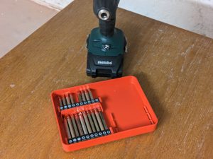 Bits des Metabo BS 18 Akku-Bohrschraubers auf einem Tisch