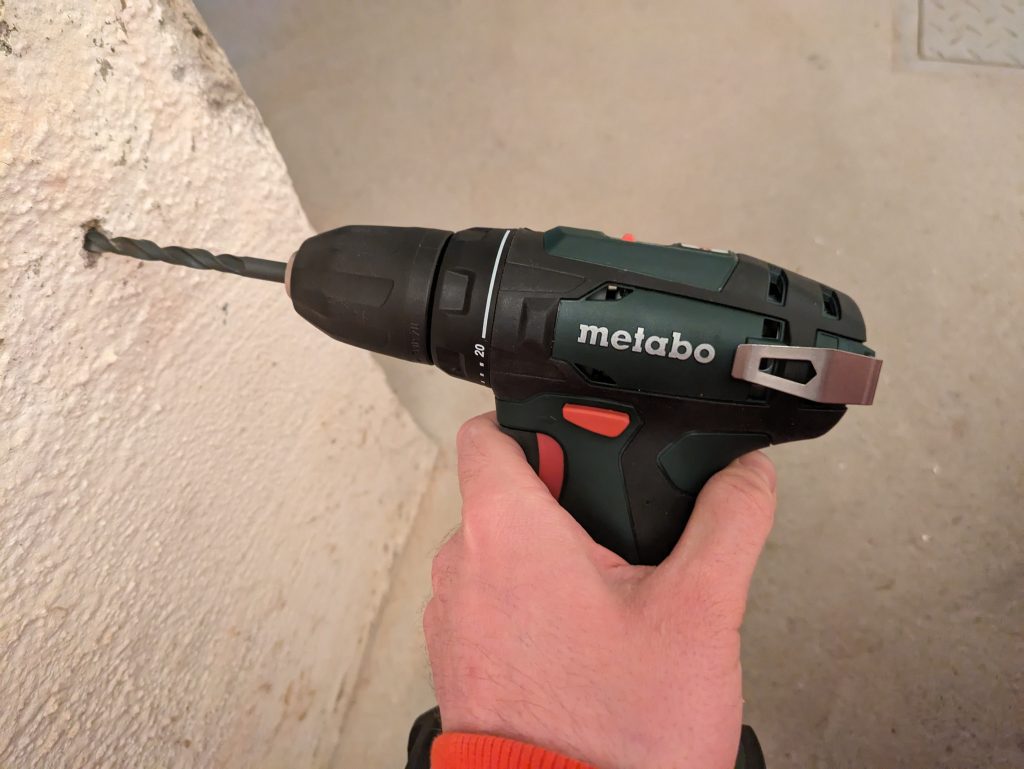 Bohren mit dem Metabo BS 18 Akku-Bohrschrauber in Mauerwerk