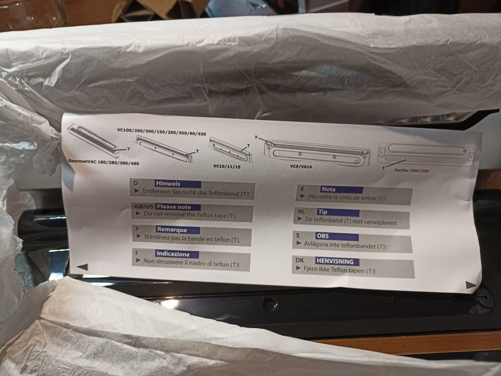 CASO VC10 Vakuumierer, Gerät beim Auspacken mit Warnzettel