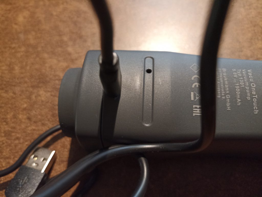 CASO Vacu OneTouch, USB-Aufladebuchse mit eingestecktem Kabel